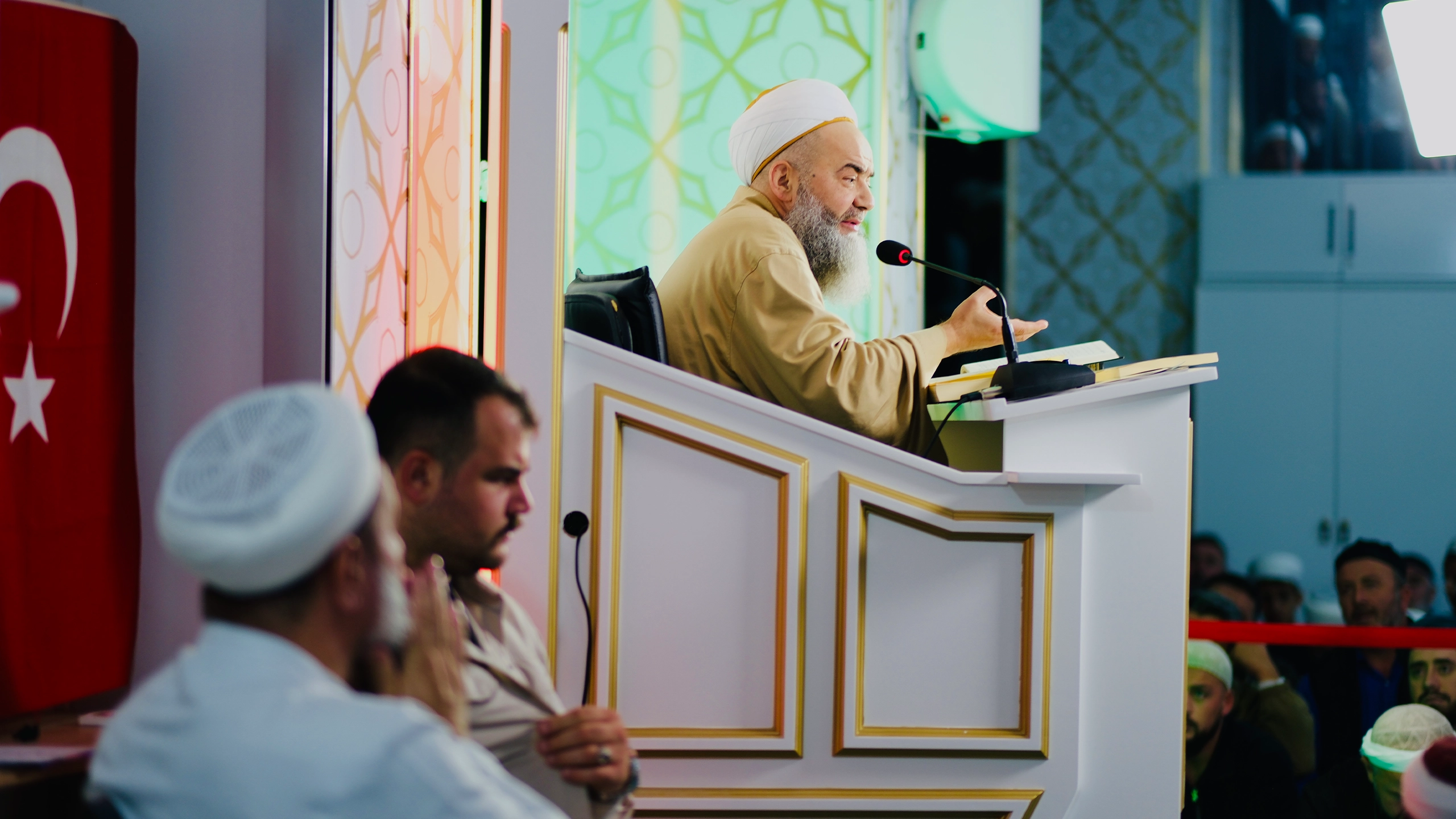 Cübbeli Ahmet Hocamız, Mahmud Ustaosmanoğlu Camii ve Külliyemize Teşrif Ederek İlim ve Bereket Dolu Bir Sohbet Gerçekleştirdi